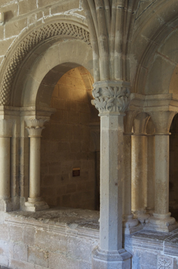 Detalle de las columnas de las ventanas de la sala capitular de Veruela